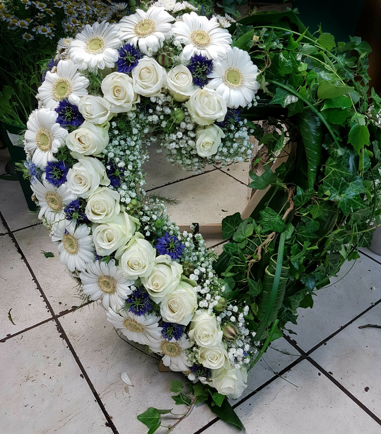 Trauer-Herz, einseitig mit weißen Blumen, einseitig mit Grün, offen, ca. 60 cm