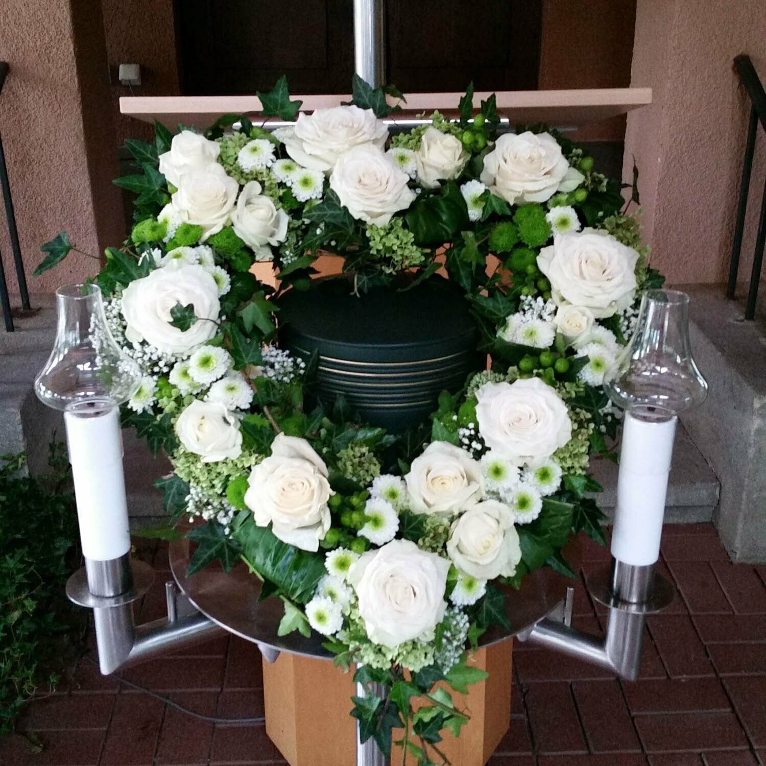 Urnenschmuck - Herz mit weißen Rosen, über die Urne gelegt