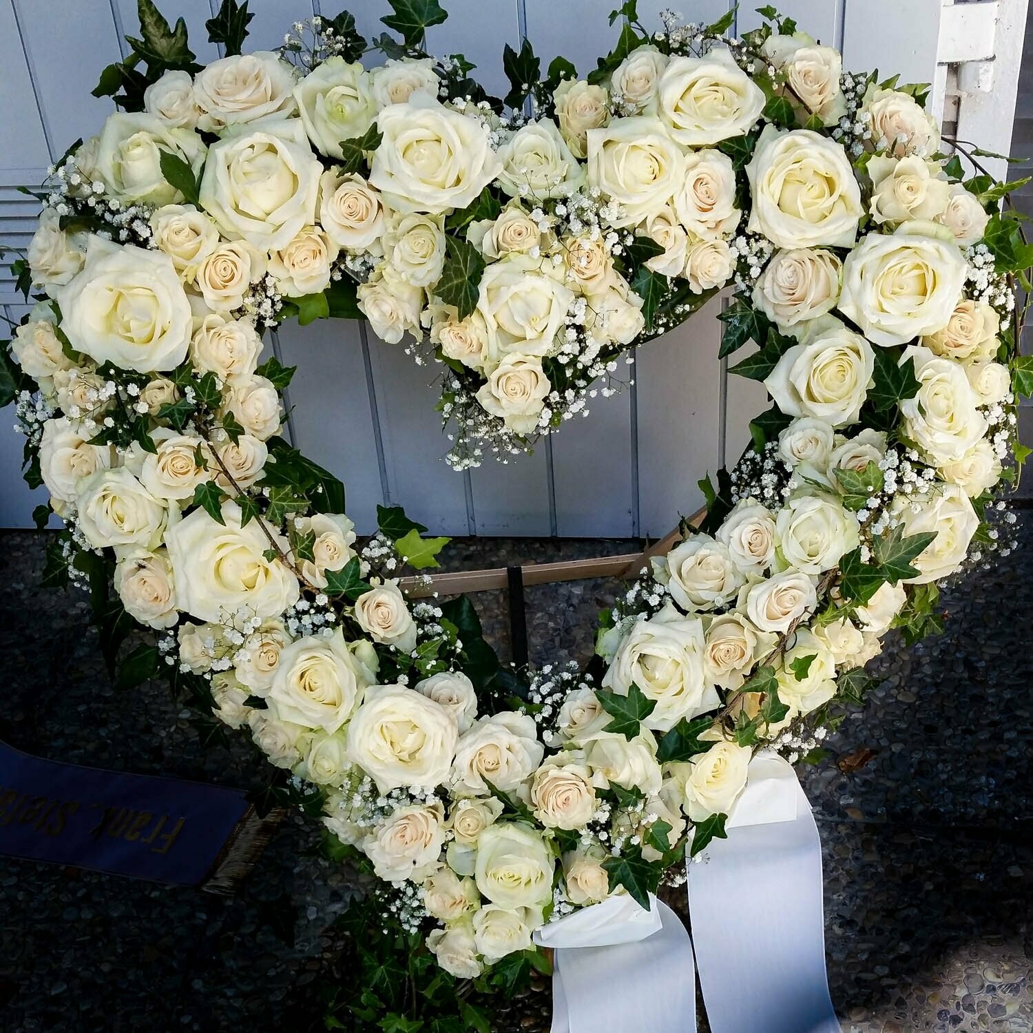Trauer-Herz mit weißen Rosen, offen, ca. 70 cm