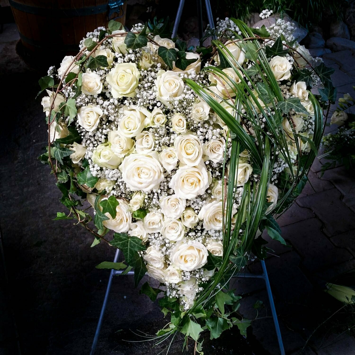 Trauer-Herz weiß, geschlossen mit Rosen, ca. 70 cm