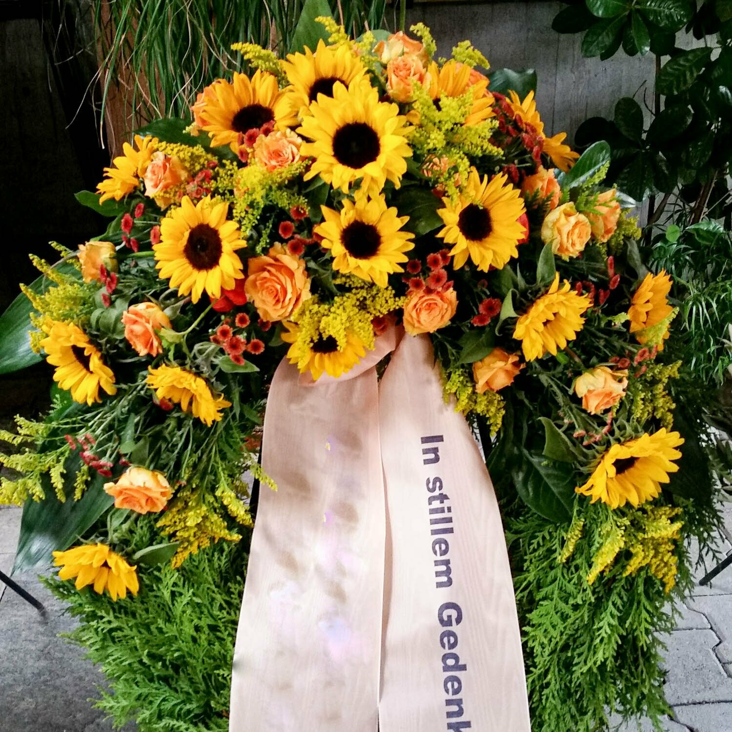 Trauer-Kranz, mit einem Bukett gelb-orange, ca. 70 cm