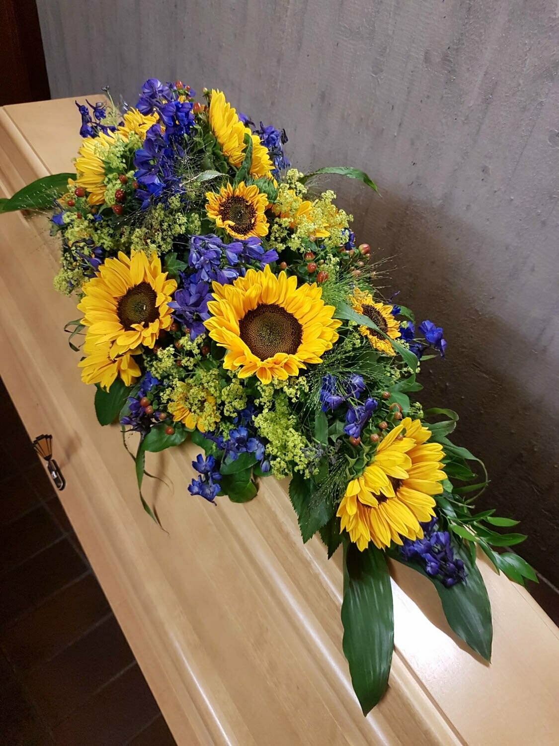 Sargschmuck - längliches Bukett mit Sonnenblumen und blau