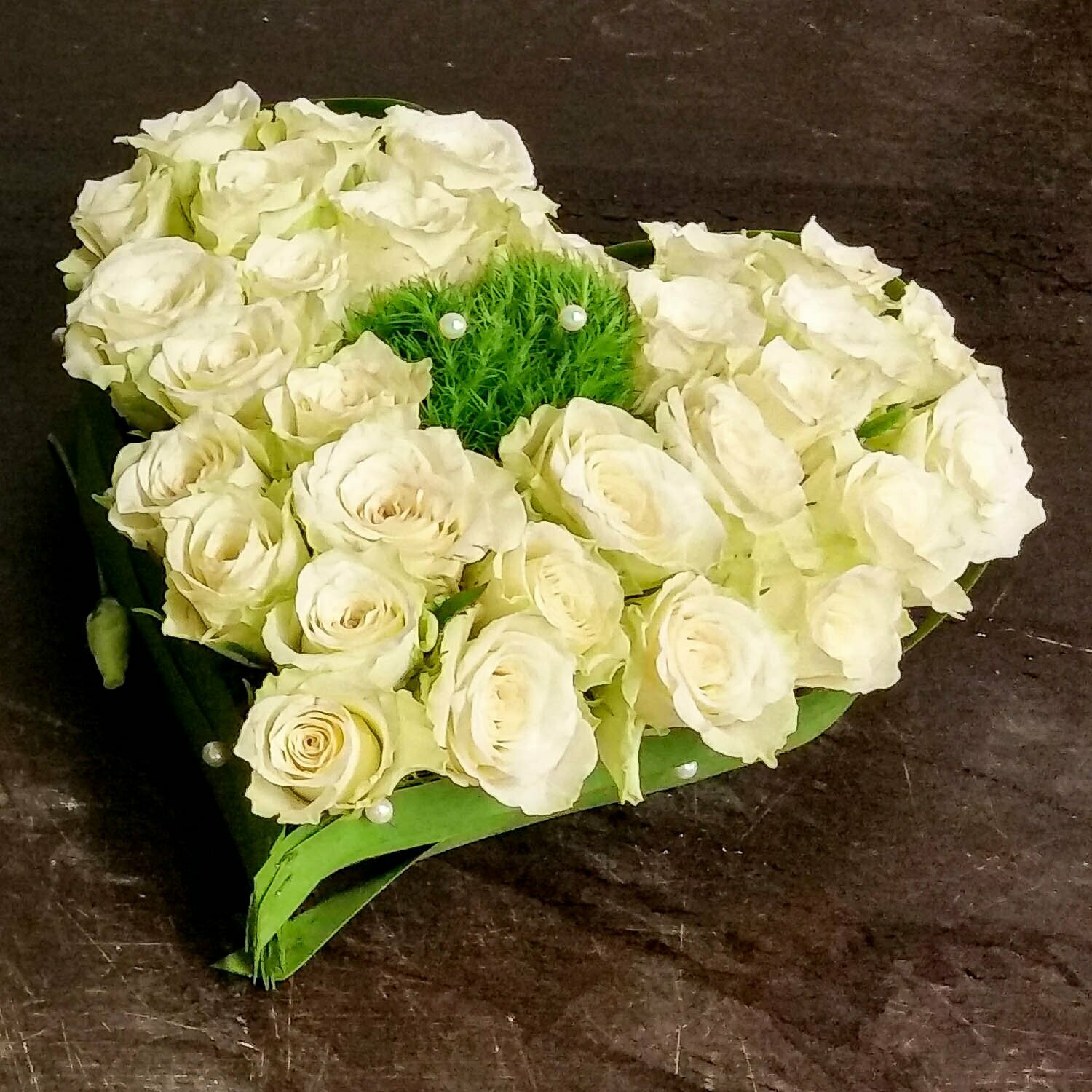 Trauer-Herz klein, weiß mit Rosen, geschlossen, ca. 30 cm