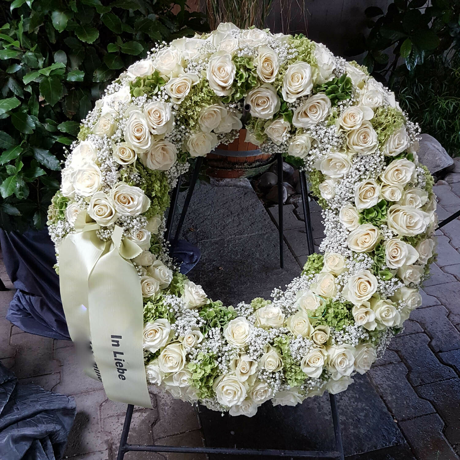 Trauer-Kranz, Blütenkranz mit weißen Rosen, ca. 70 cm