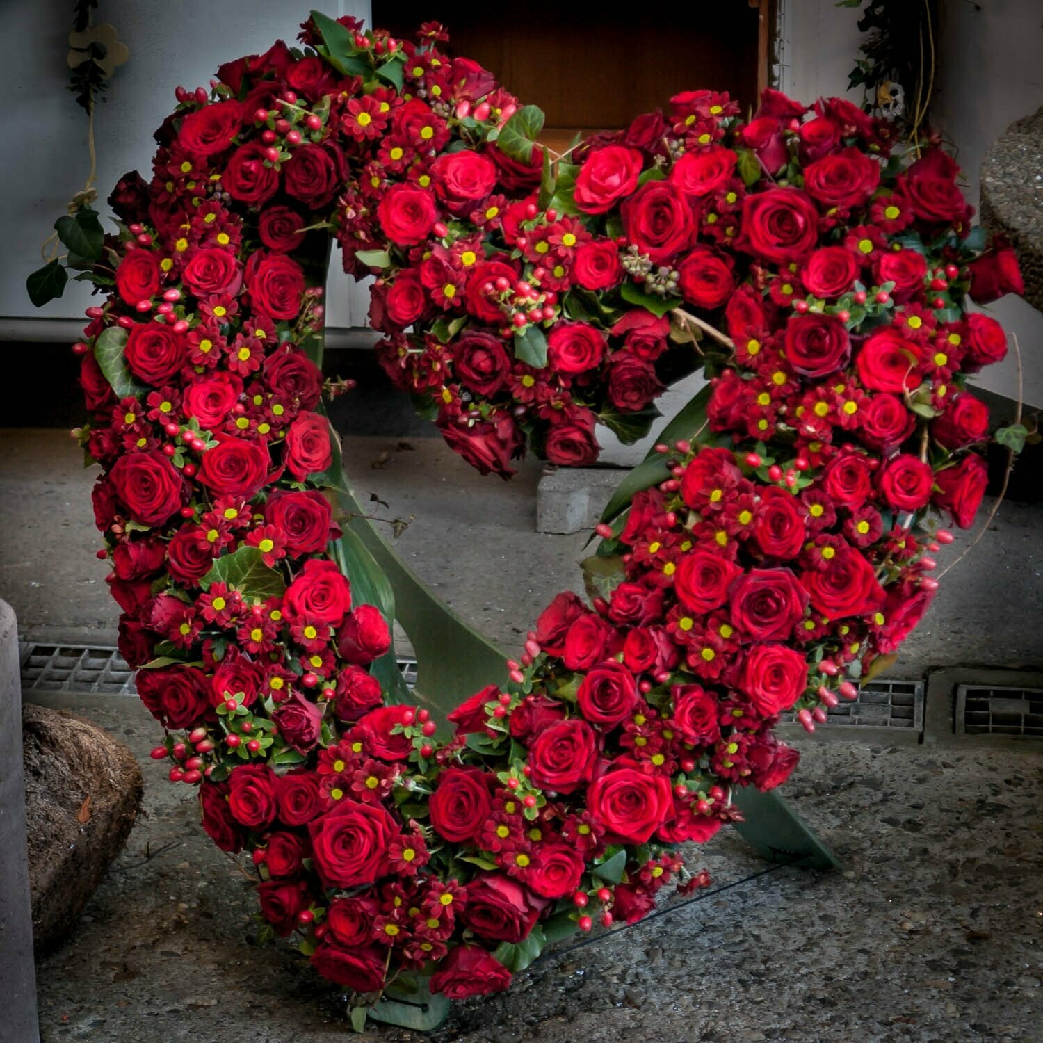 Trauer-Herz, mit roten Rosen und passenden Blumen, offen, ca. 70 cm